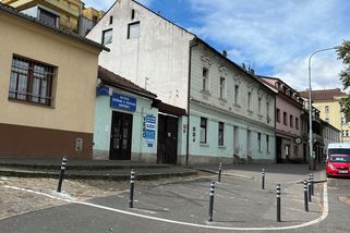 Dopravní sloupky blokují parkování v Praze 6 - Novinky